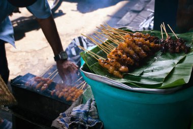 Koyor Satay, Beringharjo Market, Malioboro Turizm Bölgesi civarında satıldı. Sığır yağından yapılmış.