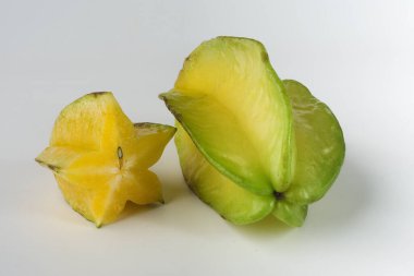 Parlak ve canlı karambola meyveleri taze, olgun ve sağlıklı tropikal ürünler sergileniyor.