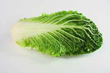 Canlı ve sağlıklı Napa lahanası çarpıcı yeşil yapraklarını ve taze dokusunu bembeyaz arka planda sergiliyor. Mutfak ürünleri veya taze ürünlerle ilgili konular için mükemmel.