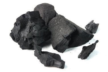 Koyu siyah kömür parçaları, düz beyaz bir arkaplanda dizilmiş, dokularını ve katı formlarını sergiliyorlar. Izgara, yemek pişirme, enerji üretimi veya ham doğal maddelerle ilgili kavramlar için mükemmeldir.