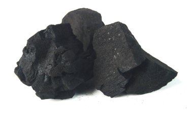 Koyu siyah kömür parçaları, beyaz bir zemine yakın sunuluyor ve dokusunu gösteriyor.