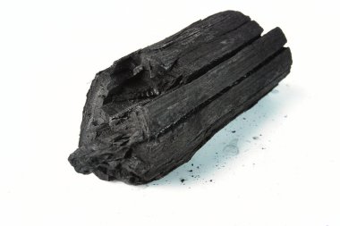 Düz beyaz bir zemine karşı iki parça koyu kömür sergilenen detaylı fotoğraf, materyalin zengin dokularını ve organik yapısını vurguluyor.