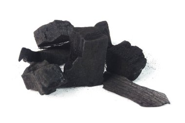 Doğal siyah kömür parçaları temiz beyaz bir zemin üzerine serilir ve sert dokuları ve organik formları sergilenir. Yakıt, doğa ve sanatsal kompozisyonlar için mükemmel.