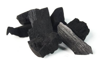 Doğal siyah kömür parçaları temiz beyaz bir zemin üzerine serilir ve sert dokuları ve organik formları sergilenir. Yakıt, doğa ve sanatsal kompozisyonlar için mükemmel.