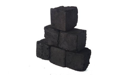 Temiz beyaz arkaplanda, ızgara, barbekü malzemeleri veya sürdürülebilir enerji kaynakları ile ilgili illüstrasyonlar için ideal, düzgünce düzenlenmiş siyah kömür briketleri yığını.