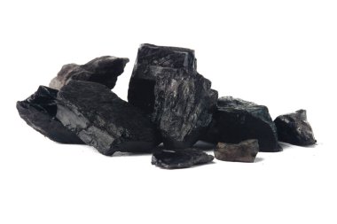 Beyaz bir yüzeyde yan yana duran birden fazla siyah kömür parçasının yakın çekimi ham ve doğal güzelliği gözler önüne seriyor.