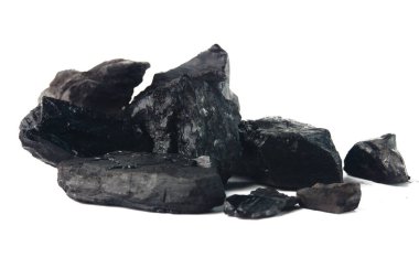 Beyaz bir yüzeyde yan yana duran birden fazla siyah kömür parçasının yakın çekimi ham ve doğal güzelliği gözler önüne seriyor.