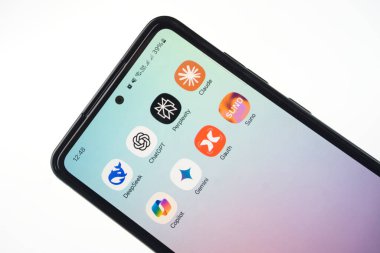 Jakarta, Endonezya - Şubat 2025, 15: Yakın plan akıllı telefonun DeepSeek, ChatGPT, Claide, Copilot, Gemini, Perplexity, Gauth ve Suno gibi popüler yapay zeka uygulamalarını gösteren simgeleri