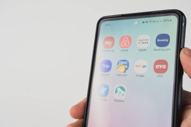 Jakarta, Endonezya - Şubat 2025, 15: Yakın plan akıllı telefonun DeepSeek, ChatGPT, Claide, Copilot, Gemini, Perplexity, Gauth ve Suno gibi popüler yapay zeka uygulamalarını gösteren simgeleri