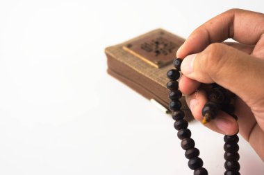 Dua boncuklarını tutan, farkındalığı, meditasyonu ve ruhsal bağlantıyı temsil eden bir elin yakın çekimi. Barış ve öz farkındalık için maneviyat, din ve sakinleştirme temaları için idealdir.