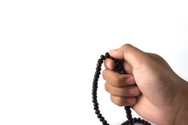 Dua boncuklarını tutan, farkındalığı, meditasyonu ve ruhsal bağlantıyı temsil eden bir elin yakın çekimi. Barış ve öz farkındalık için maneviyat, din ve sakinleştirme temaları için idealdir.