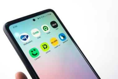 Jakarta, Endonezya - Şubat 2025, 27: Çeşitli popüler tarih uygulamaları simgelerini gösteren, modern online çöpçatanlık ve bağlanabilirliği sembolize eden akıllı telefon ekranı ile etkileşime giren bir elin yakın görüntüsü