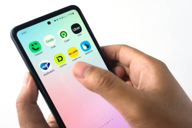 Jakarta, Endonezya - Şubat 2025, 27: Çeşitli popüler tarih uygulamaları simgelerini gösteren, modern online çöpçatanlık ve bağlanabilirliği sembolize eden akıllı telefon ekranı ile etkileşime giren bir elin yakın görüntüsü
