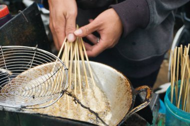 Sempol ya da sempolan, buğulanmış undan yapılmış, şişlenmiş ve kızartılmış Endonezya 'ya ait bir aperatiftir. Genellikle baharatlı domates sosuyla servis edilir..