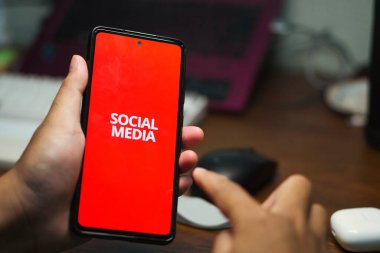 Sosyal medyada Bir Kişinin Elinin Kaydırılması, Sosyal medyanın Olumsuz Etkilerini Resmediyor