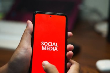 Sosyal medyada Bir Kişinin Elinin Kaydırılması, Sosyal medyanın Olumsuz Etkilerini Resmediyor