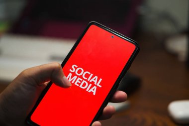 Sosyal medyada Bir Kişinin Elinin Kaydırılması, Sosyal medyanın Olumsuz Etkilerini Resmediyor