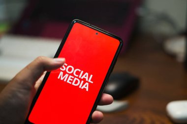 Sosyal medyada Bir Kişinin Elinin Kaydırılması, Sosyal medyanın Olumsuz Etkilerini Resmediyor