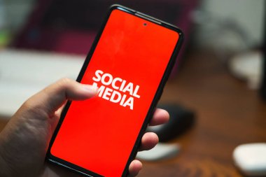 Sosyal medyada Bir Kişinin Elinin Kaydırılması, Sosyal medyanın Olumsuz Etkilerini Resmediyor