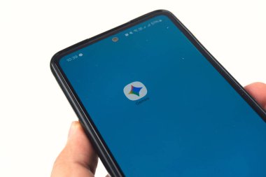 Jakarta, Endonezya - Temmuz 2025, 25: Akıllı telefonla etkileşime giren kişi Ubisoft, Gökkuşağı Altı Mobil Uygulamasının ön kayıt ekranını gösteriyor