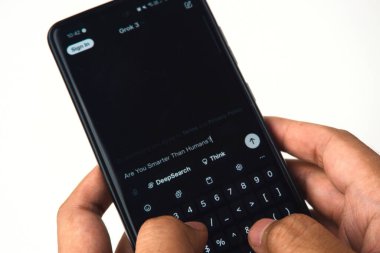 Jakarta, Endonezya - Temmuz 2025, 25: Akıllı telefonla etkileşime giren kişi Ubisoft, Gökkuşağı Altı Mobil Uygulamasının ön kayıt ekranını gösteriyor