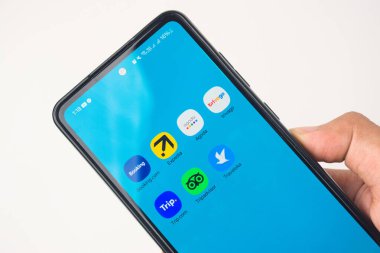 Jakarta, Endonezya - Temmuz 2025, 25: Ekranda ELSA adı verilen yapay zeka dili öğrenme uygulamasına sahip bir akıllı telefonu gösteren yakın plan görüntü.