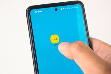 Jakarta, Endonezya - Temmuz 2025, 25: Ekranda ELSA adı verilen yapay zeka dili öğrenme uygulamasına sahip bir akıllı telefonu gösteren yakın plan görüntü.