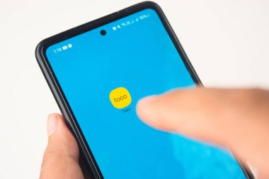 Jakarta, Endonezya - Temmuz 2025, 25: Ekranda ELSA adı verilen yapay zeka dili öğrenme uygulamasına sahip bir akıllı telefonu gösteren yakın plan görüntü.