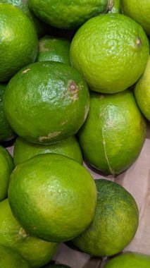 Sokakta yeşil avokado