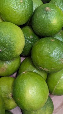 Markette olgun yeşil limonlar