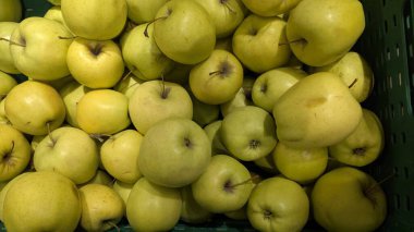 Piyasada taze elmalar