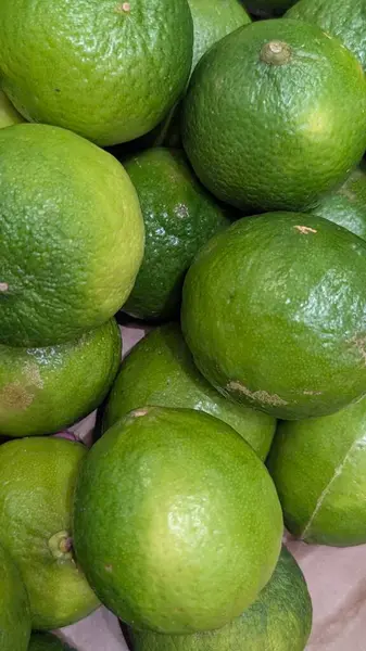 Markette olgun yeşil limonlar