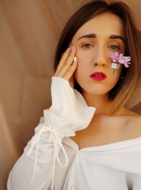 Uzun saçlı ve çiçekli güzel bir kız.