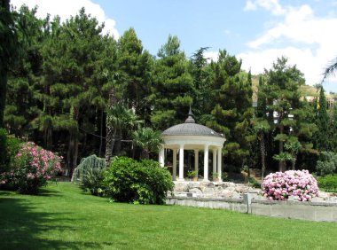 Partenit, Kırım Cumhuriyeti, Ukrayna - 11 Temmuz 2011: parkta kar beyazı akustik rotunda. Yüksek kalite fotoğraf