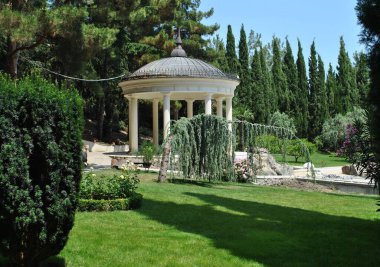 Partenit, Kırım Cumhuriyeti, Ukrayna - 11 Temmuz 2011: parkta kar beyazı akustik rotunda. Yüksek kalite fotoğraf