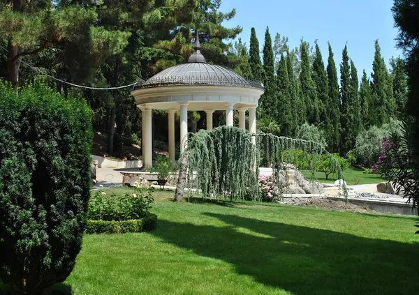 Partenit, Kırım Cumhuriyeti, Ukrayna - 11 Temmuz 2011: parkta kar beyazı akustik rotunda. Yüksek kalite fotoğraf