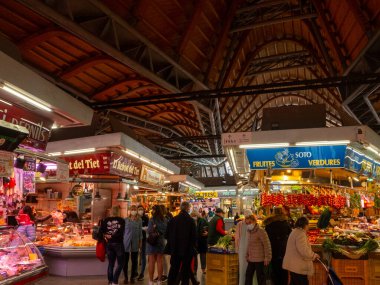 Barcelona, İspanya 'daki Santa Catarina pazarının iç manzarası.