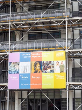 Pompidou 'nun Paris, Fransa' daki beş yıllık kapanışından önce son sergilerin reklamını imzala.
