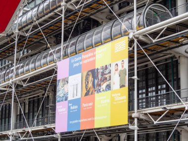 Pompidou 'nun Paris, Fransa' daki beş yıllık kapanışından önce son sergilerin reklamını imzala.