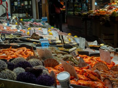Marche couvert Saint-Quentin, Paris, Fransa 'da satılık taze deniz ürünleri..