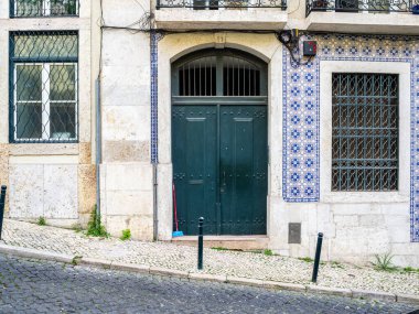 Lizbon, Portekiz 'de geleneksel kiremitlerle çevrili eski bir kapı..