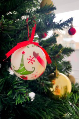 Renkli Noel balosu süslemesi 