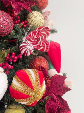 Toplar ve lolipoplarla Noel süslemeleri