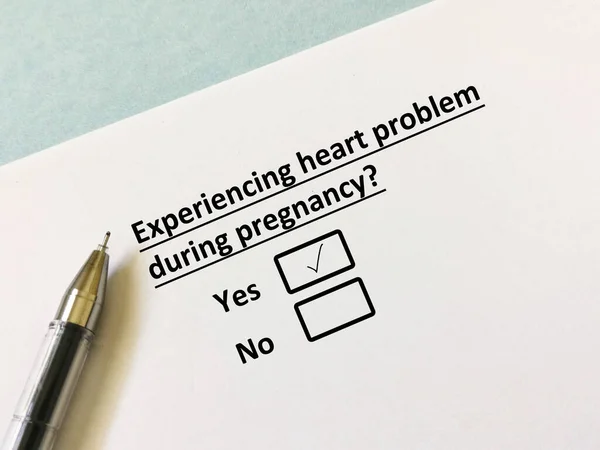 Una Persona Está Respondiendo Pregunta Sobre Embarazo Durante Embarazo Experimenta —  Fotos de Stock