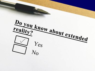 Bir kişi teknolojik sorunlarla ilgili soruya cevap veriyor. Uzatılmış gerçekliği biliyor..