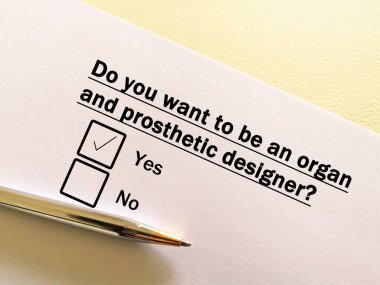 Bir kişi teknolojik sorunlarla ilgili soruya cevap veriyor. Org ve protez tasarımcı olmak istiyor..