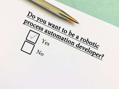 Bir kişi teknolojik sorunlarla ilgili soruya cevap veriyor. Robot işlem otomasyonu geliştiricisi olmak istiyor..