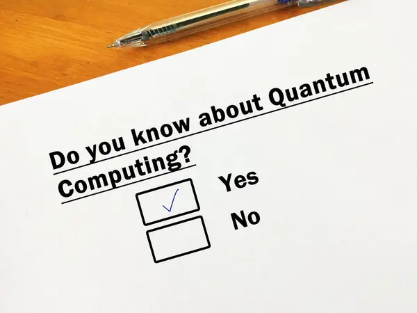一个人在回答有关技术问题的问题 他知道量子计算 — 图库照片