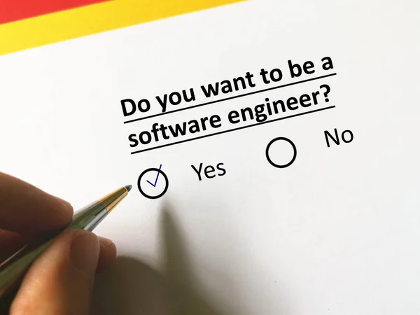 一个人在回答有关技术问题的问题 他想成为一名软件工程师 — 图库照片