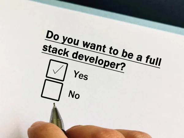 一个人在回答有关技术问题的问题 他想成为一个完整的堆栈开发人员 — 图库照片